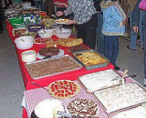 296px-Potluck06